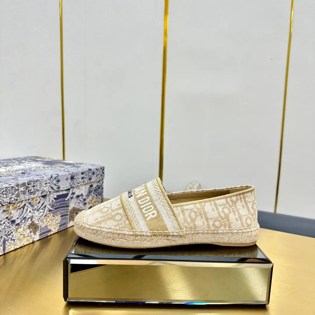 👟👟Ex-factory price 480👟👟 Dior Four Seasons Classic Electric Embroidered Fisherman Shoes These Dior Granville straw fisherman shoes are casual yet elegant. The upper is made of full leather embossing//cotton embroidery Carefully crafted, with hand-made rope soles + thin rubber outsole using traditional craftsmanship, they are lightweight, wear-resistant and versatile. They are essential for summer shoe cabinets👍34-42 sizes (34.41.42 custom sizes are non-refundable and non-exchangeable)